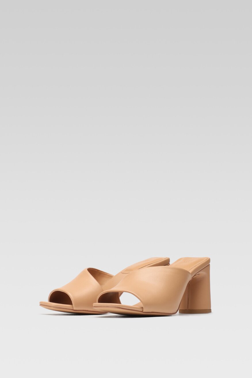 
                Jenny Fairy - Klapki na obcasie brązowe - 5903698479521