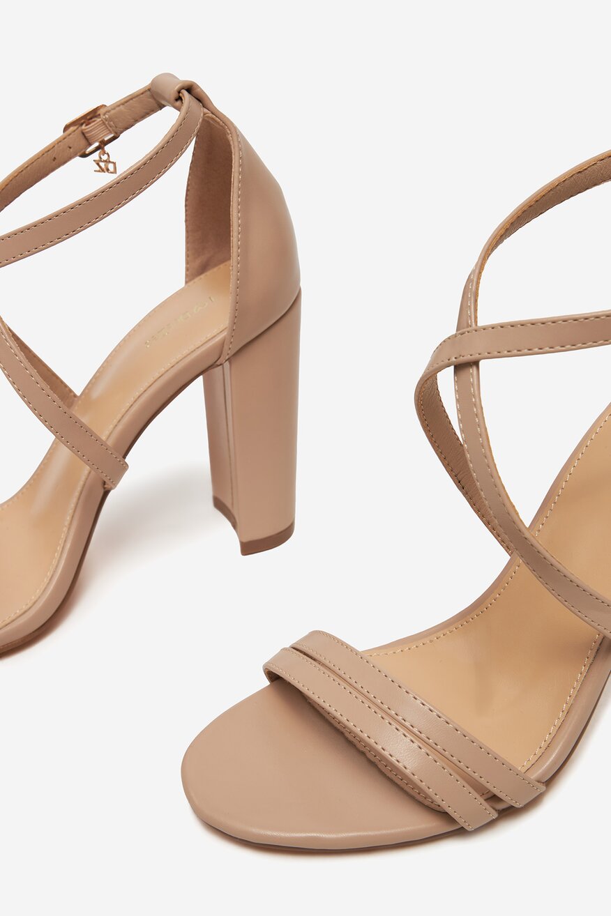 
                DeeZee - Sandały na słupku - 5906751102312