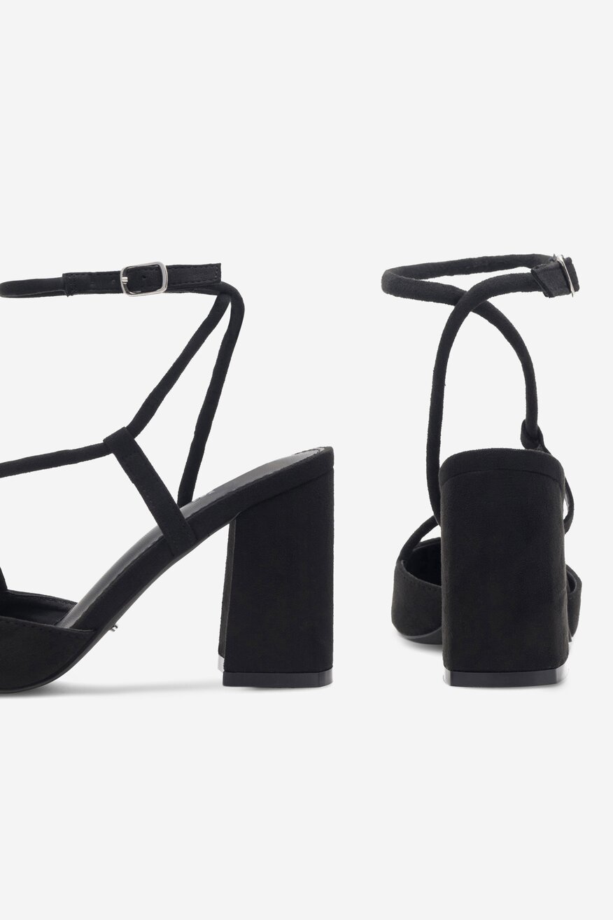 
                Körömcipő DeeZee FEKETE - 5904862972190