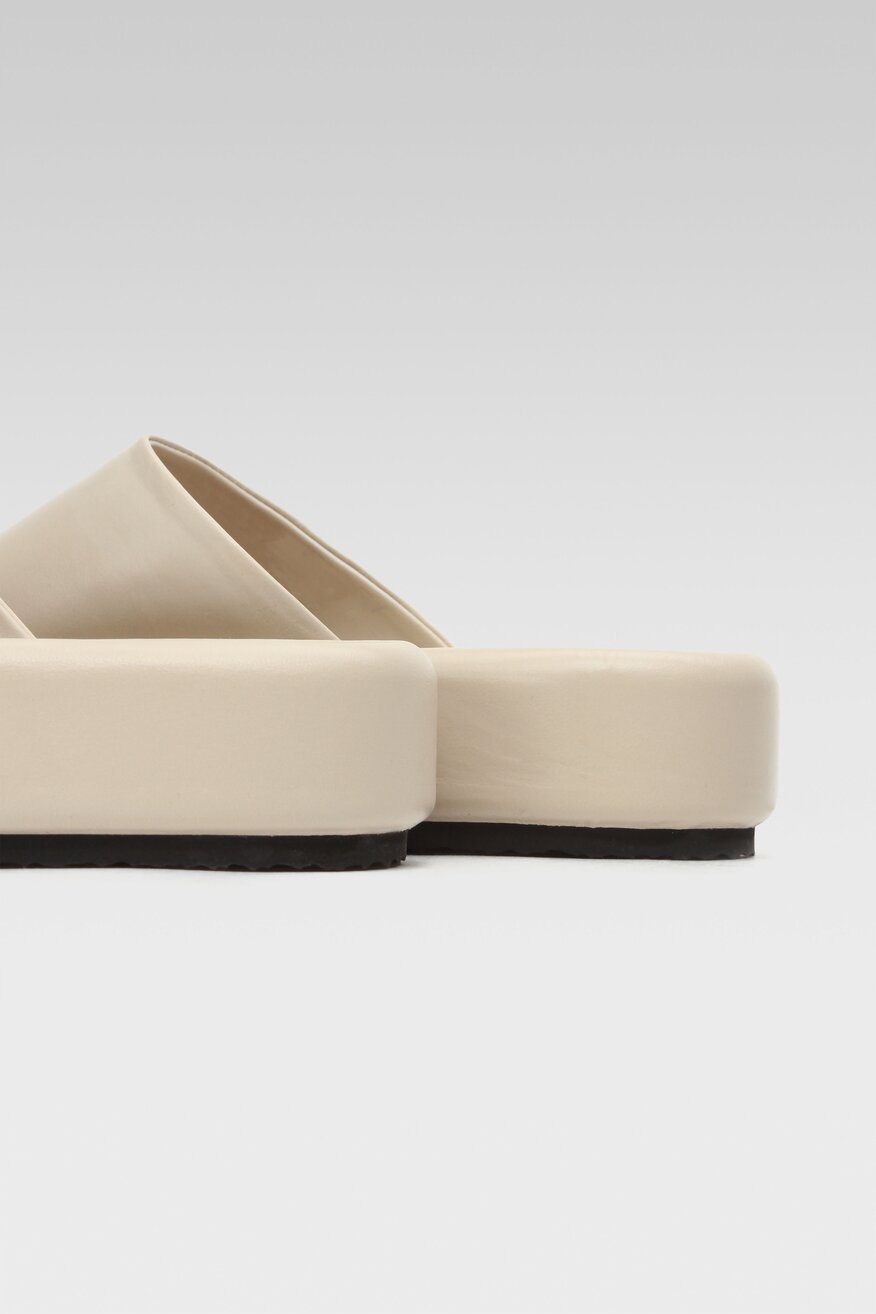 
                Gino Rossi - Klapki skórzane na platformie - 5904248565299