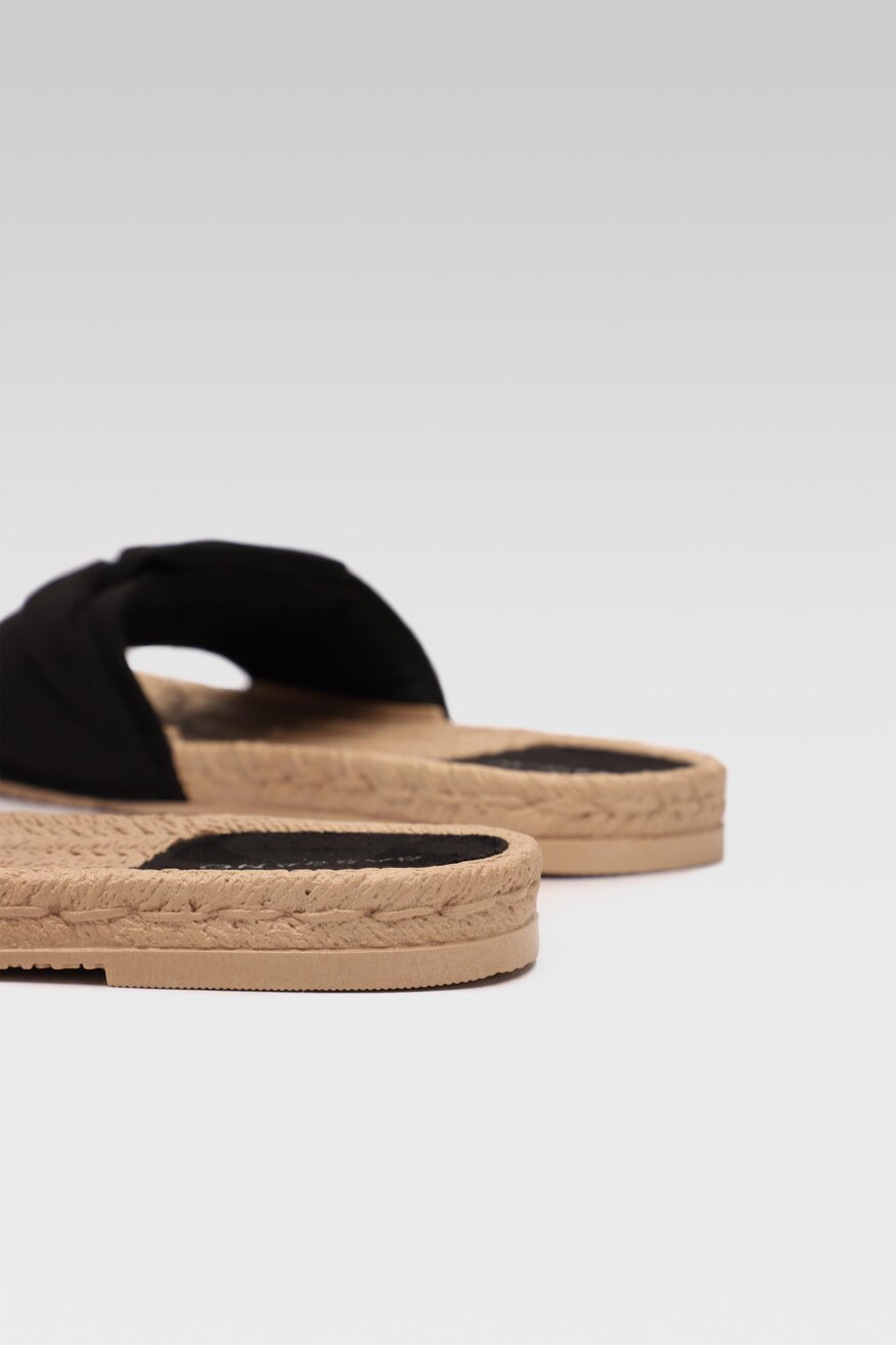 
                Bassano - Klapki czarne - 5903698465296