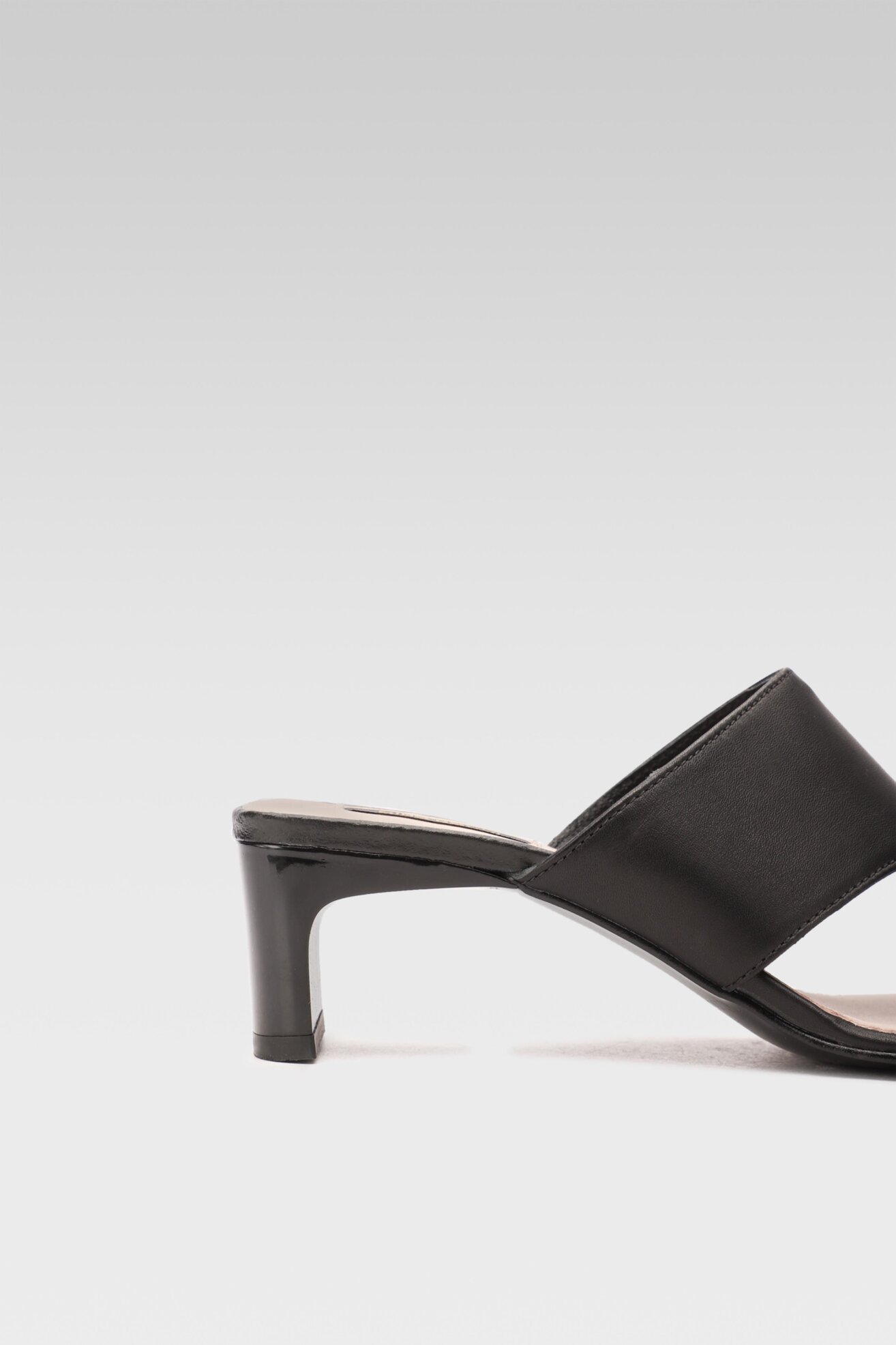 Klapki Gino Rossi P821 Czarny