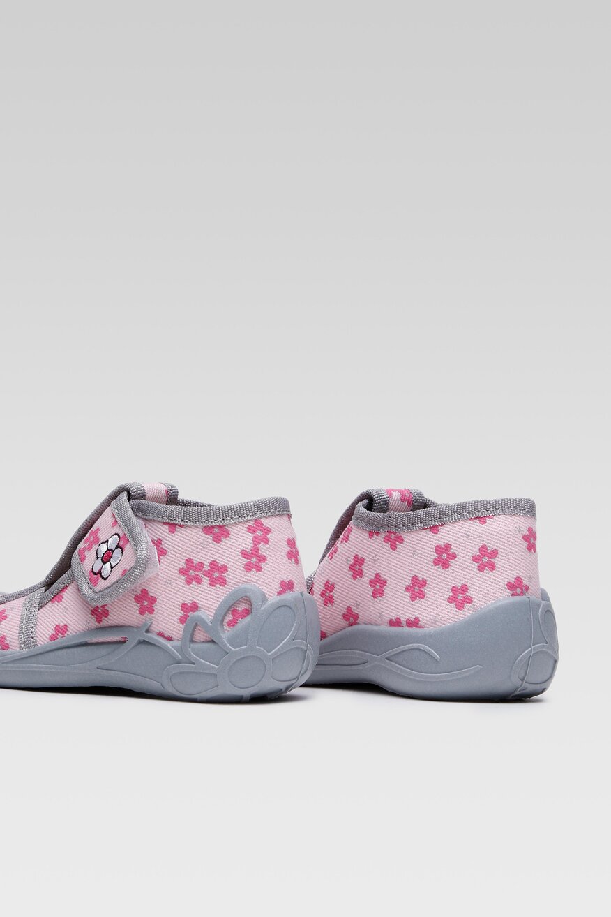 
                MB - Kapcie z printem szare - 5903698808154