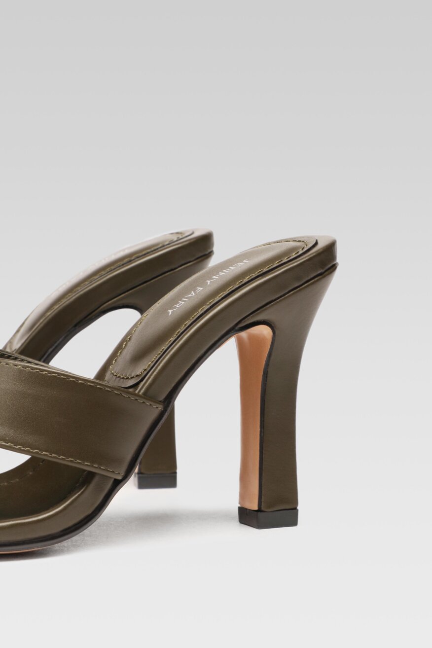 
                Jenny Fairy - Klapki na obcasie khaki - 5903698387338