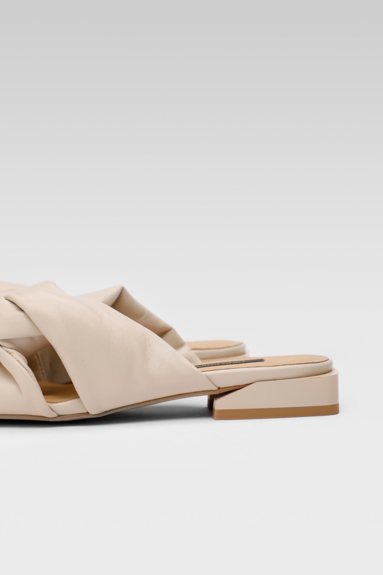 Klapki Gino Rossi 17101 Beżowy