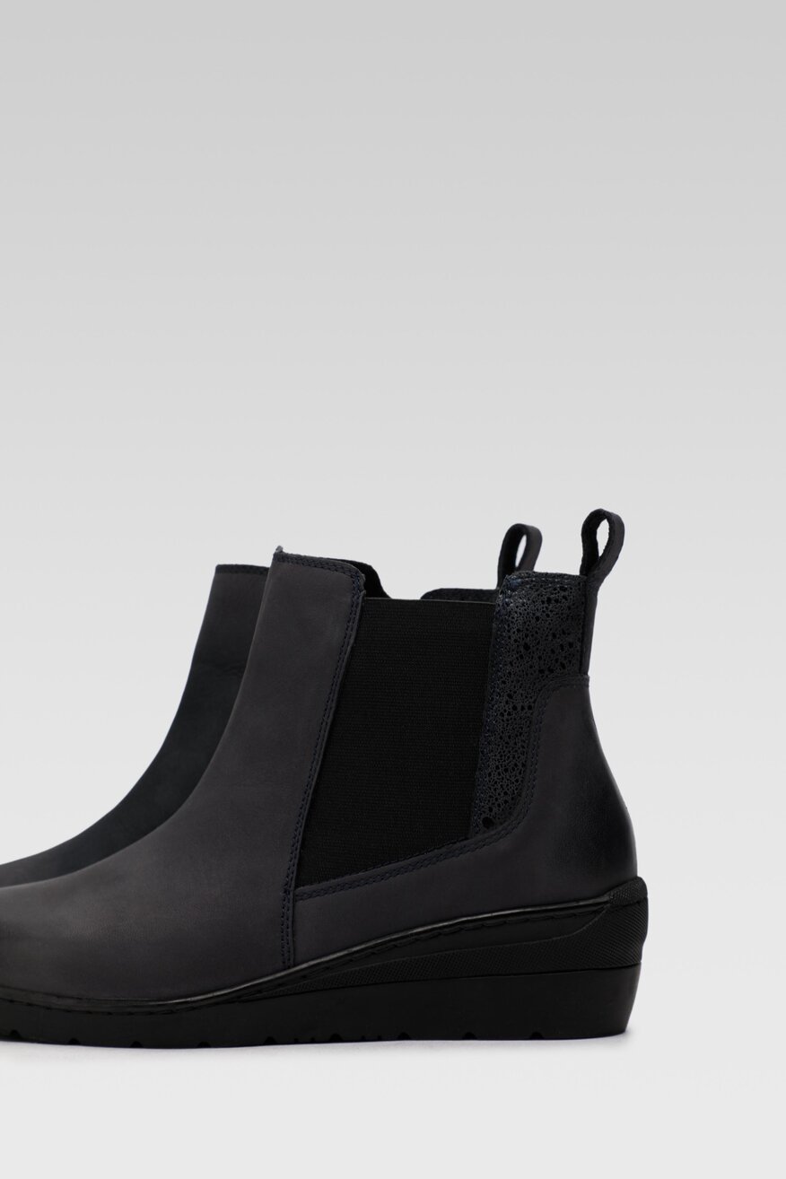 
                Go Soft - Botki skórzane na koturnie - 5904248947255