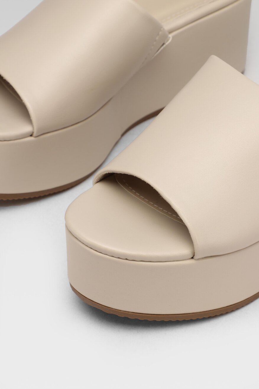 
                Jenny Fairy - Klapki na koturnie z platformą pastelowe - 5903698707587