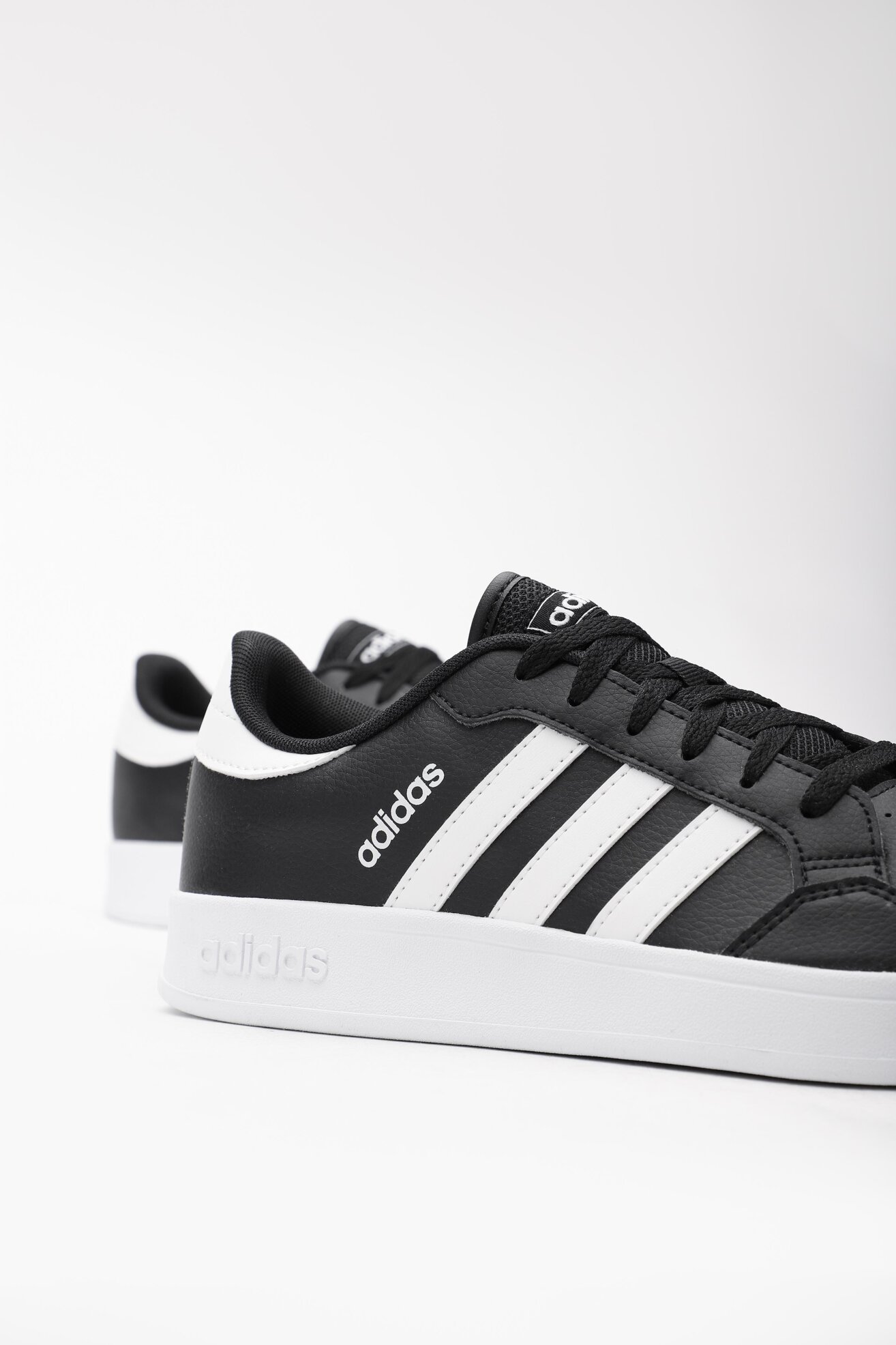 Sportska obuća adidas BREAKNET FX8708 CRNA