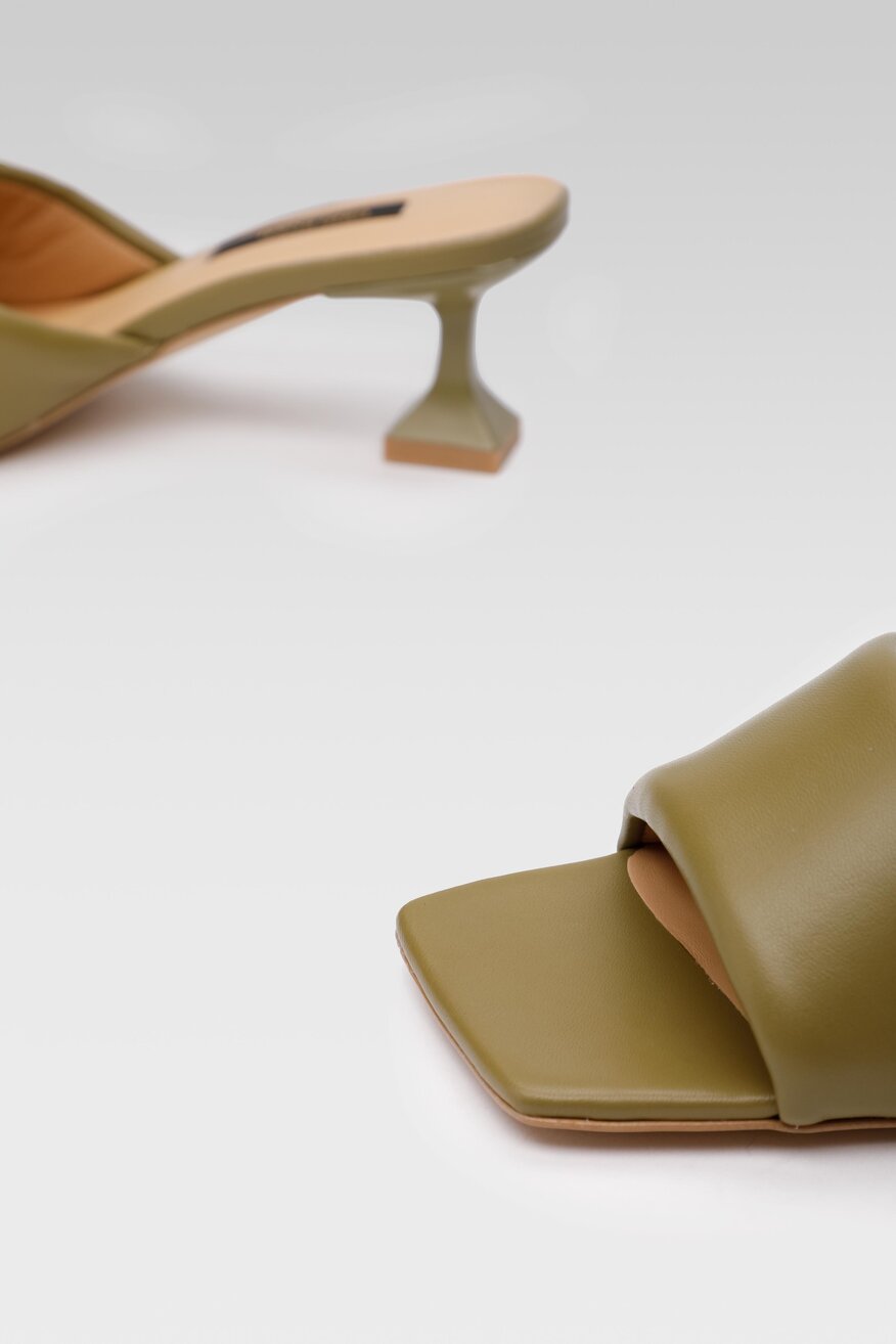 
                Gino Rossi - Skórzane klapki khaki - 5904248486020