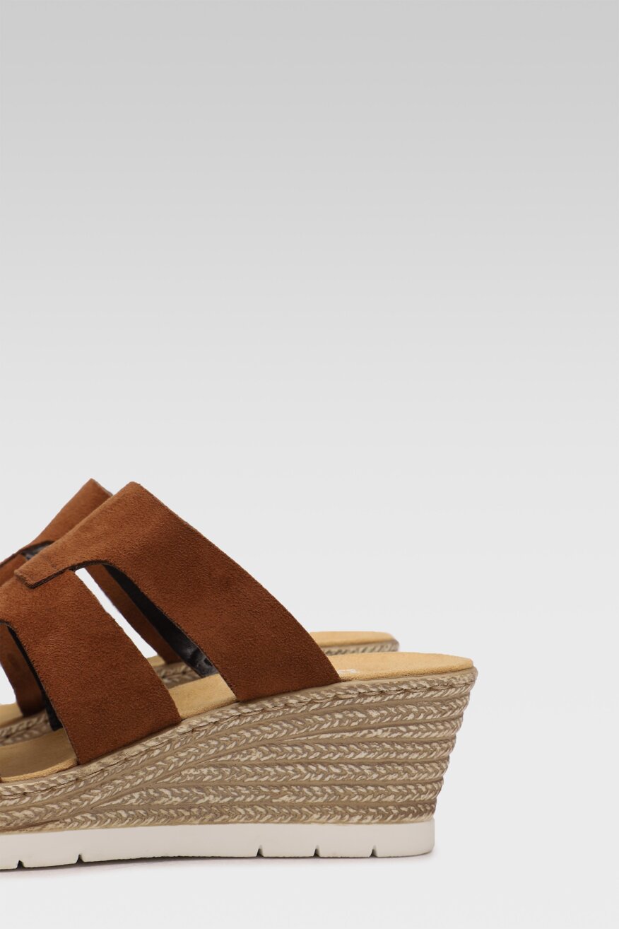 Rieker - Klapki na koturnie brązowe - 5903698647333