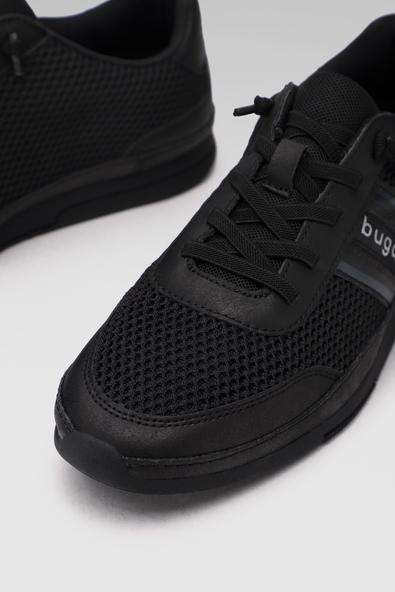 Półbuty Bugatti 325-86705-5000-1000 Czarny