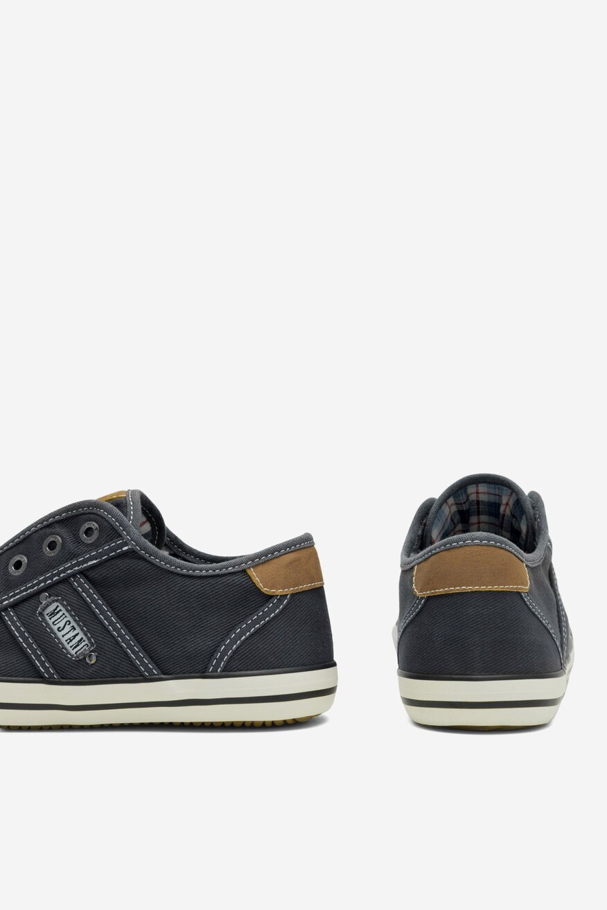 
                Mustang - Trampki - 5903419832888