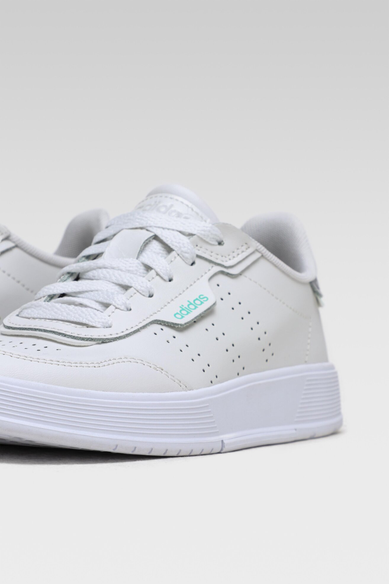 Obuwie sportowe adidas COURTROOK FZ2952 Biały