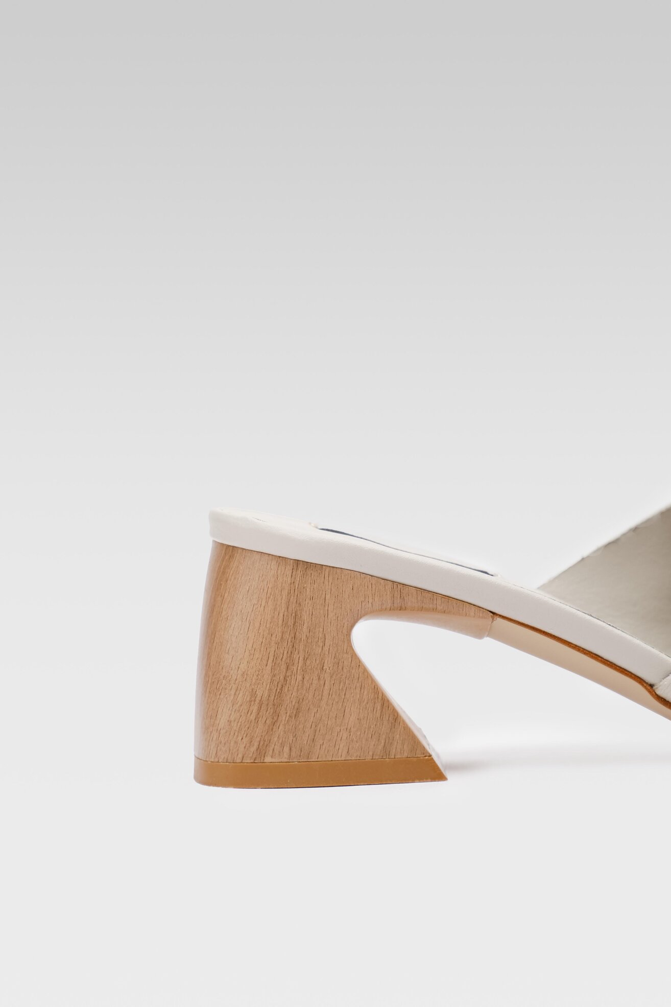 Klapki Gino Rossi U689 Biały