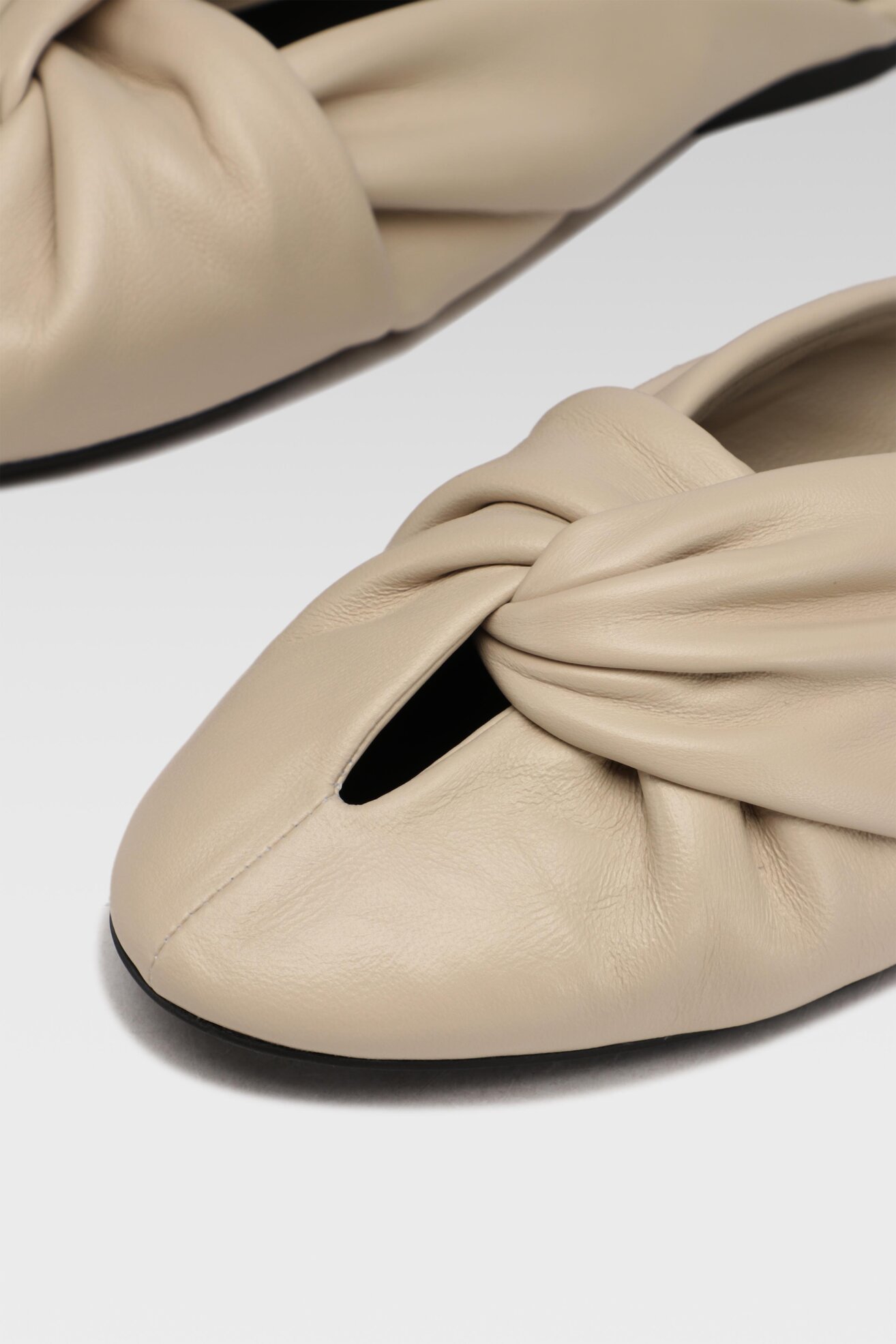 Klapki Gino Rossi V200-19-1 Beżowy