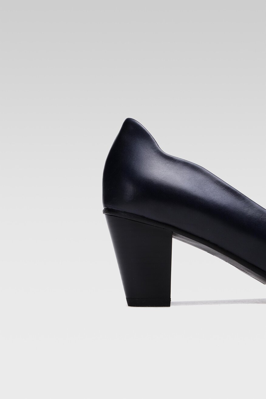 
                Lasocki - Skórzane czółenka granatowe - 5904248528317