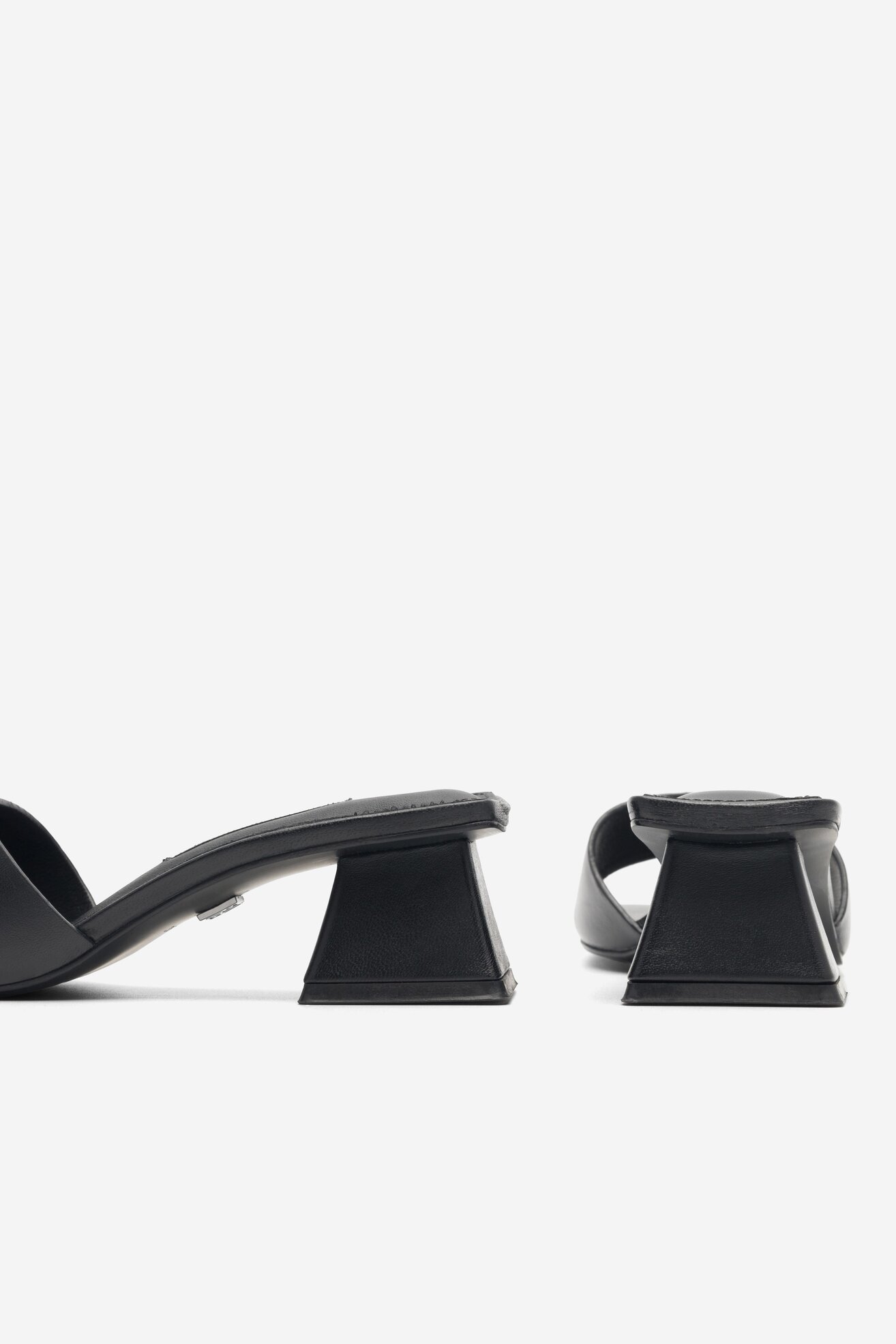 Klapki Gino Rossi YASSMIN-108130 Czarny