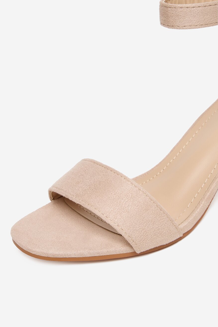 
                DeeZee - Sandały na słupku - 5904410081978