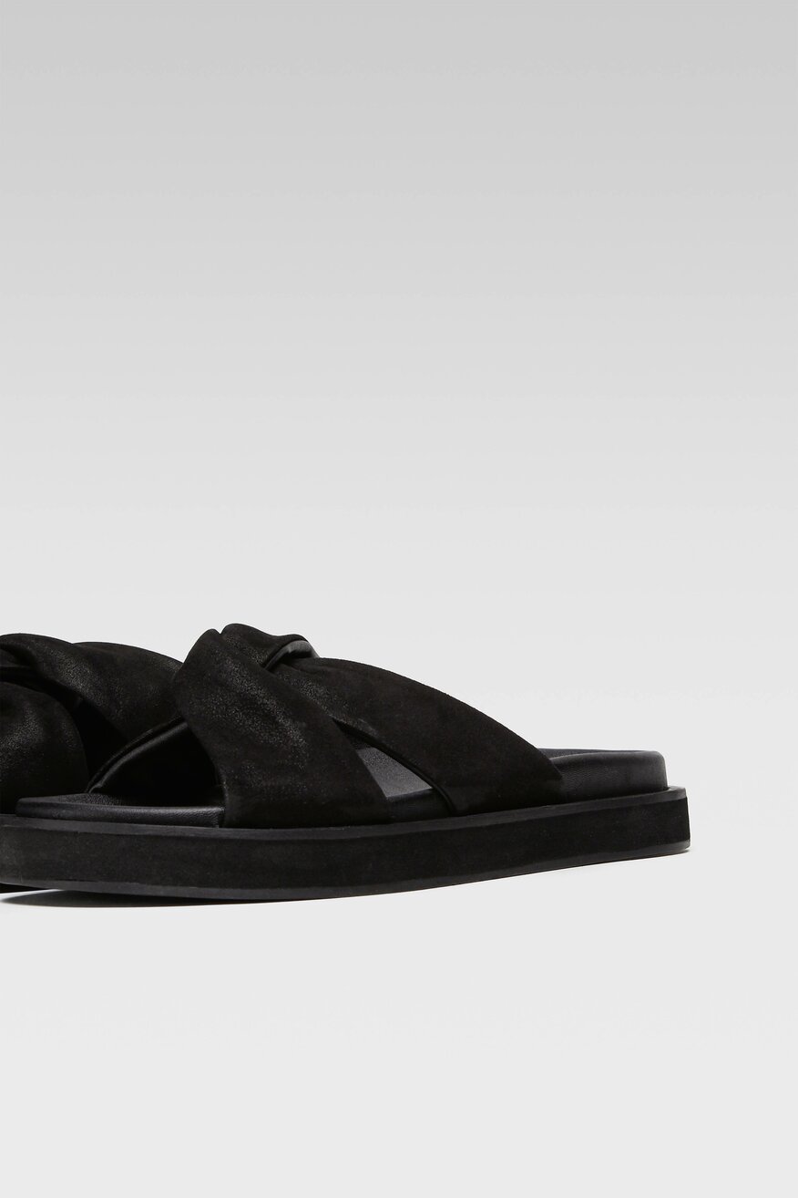 Lasocki - Klapki skórzane na grubej podeszwie - 5904248679552