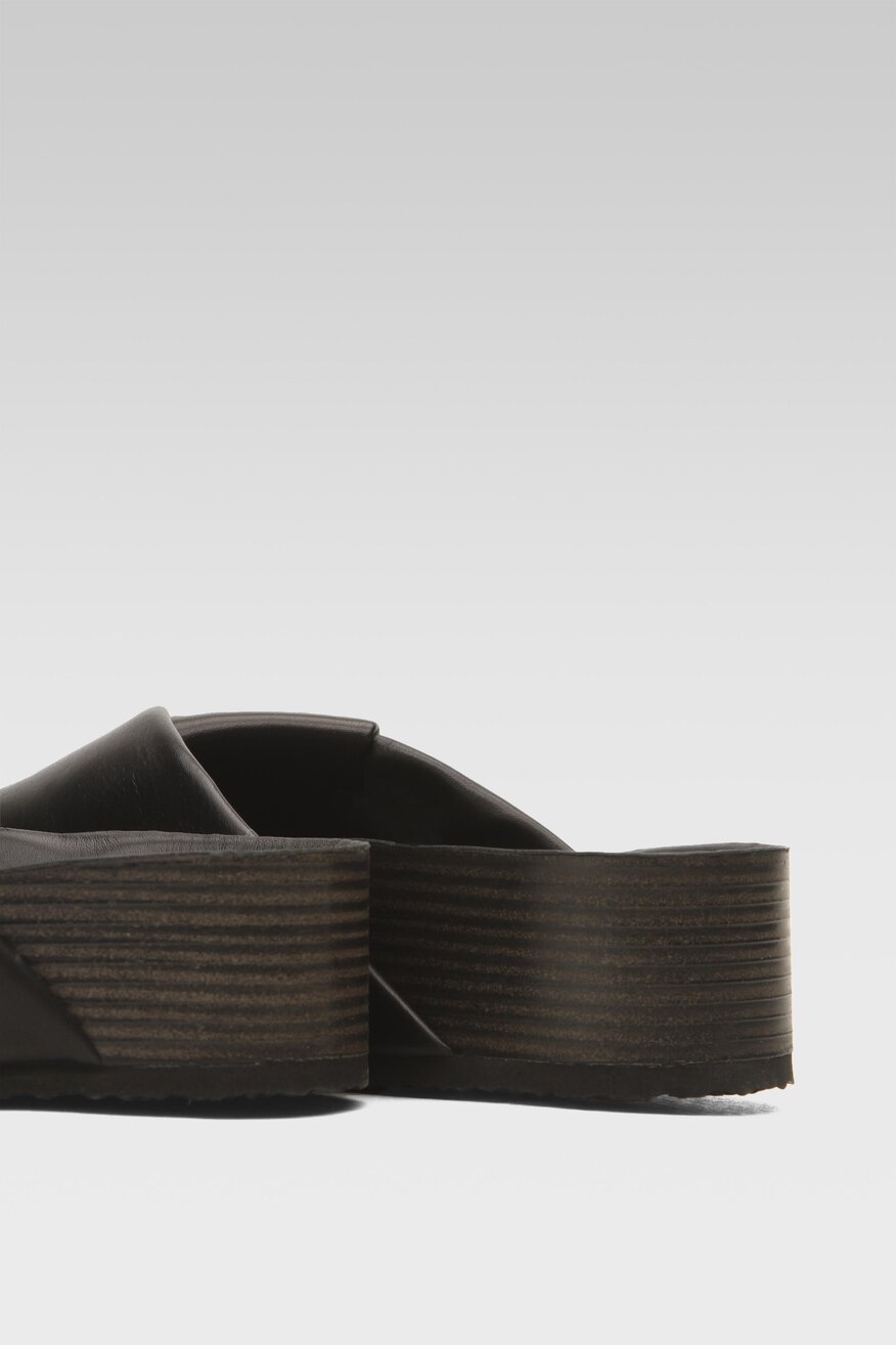 
                Gino Rossi - Skórzane klapki flatformy - 5904248399061