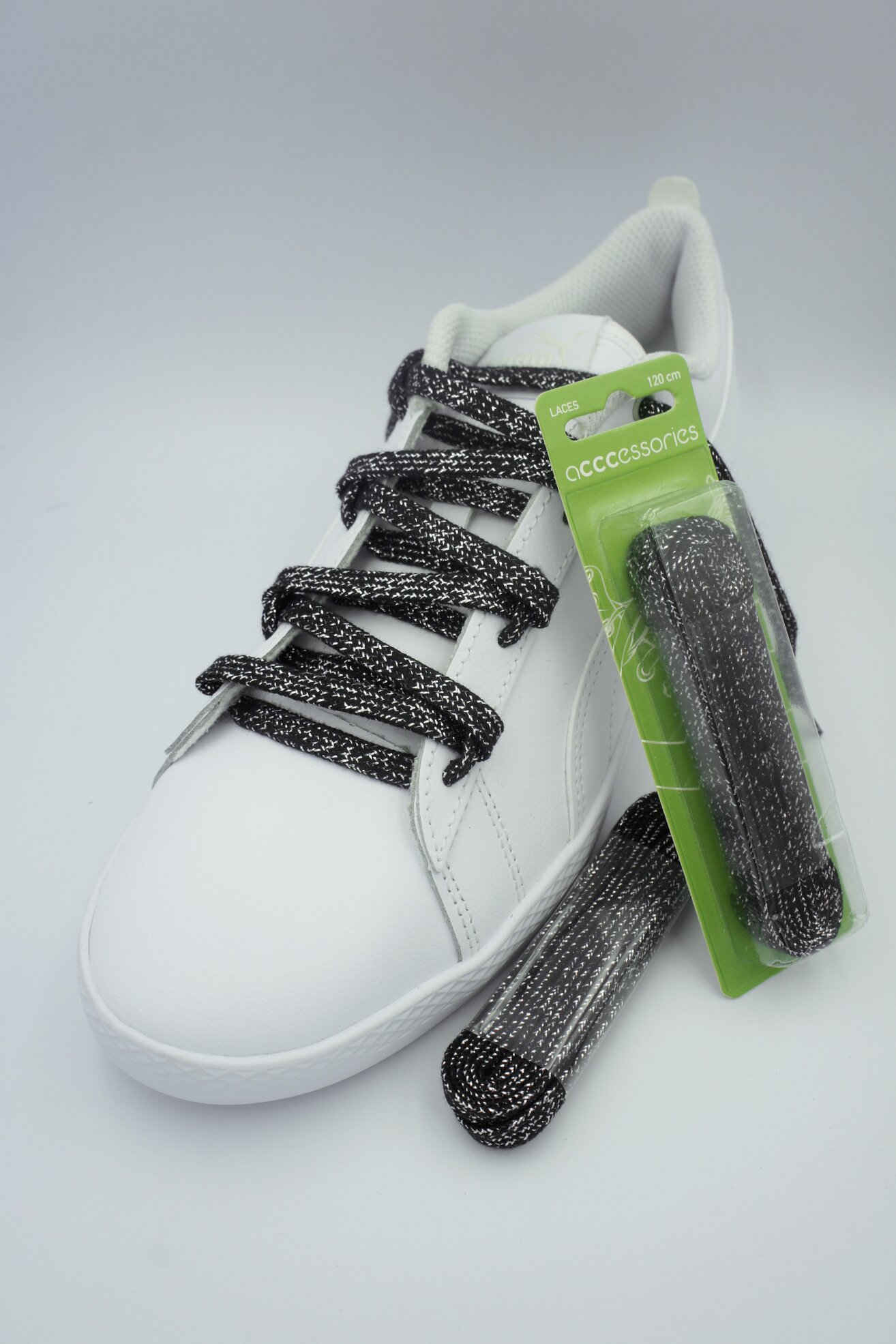 Pertle ACCCESSORIES 511 SZNUROWADŁA 120 CM Z BROKATEM CRNA