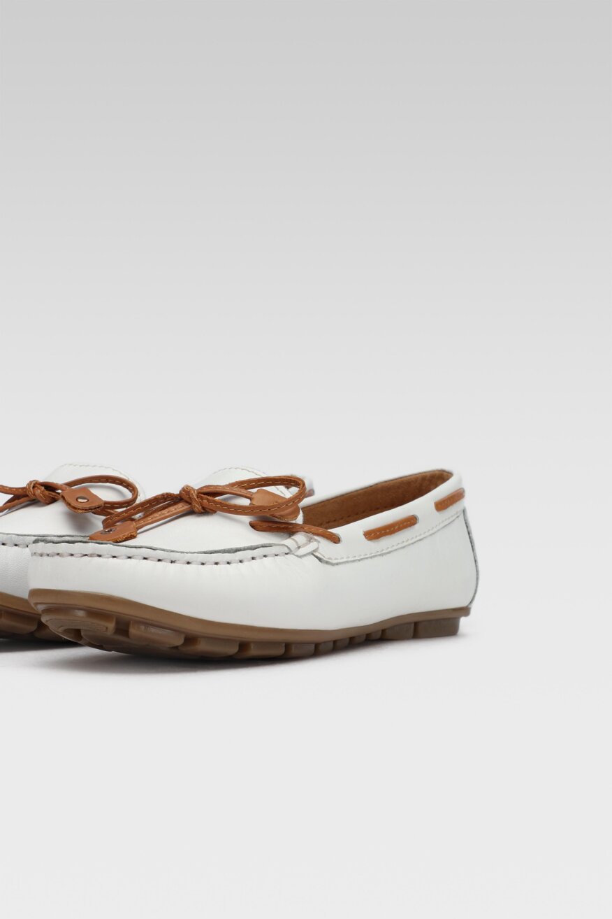 Lasocki - Skórzane półbuty z aplikacją - 5903698358963