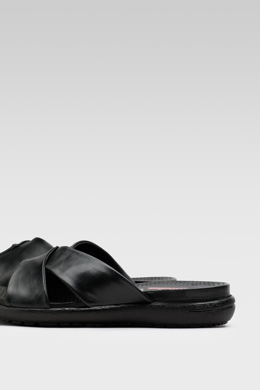 
                Go Soft - Skórzane klapki czarne - 5904248677992