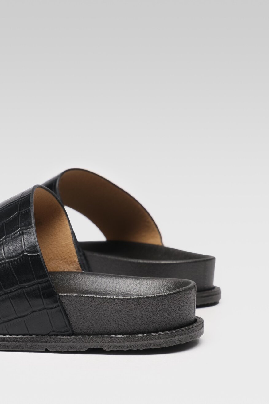 
                Bassano - Klapki czarne - 5903698397962