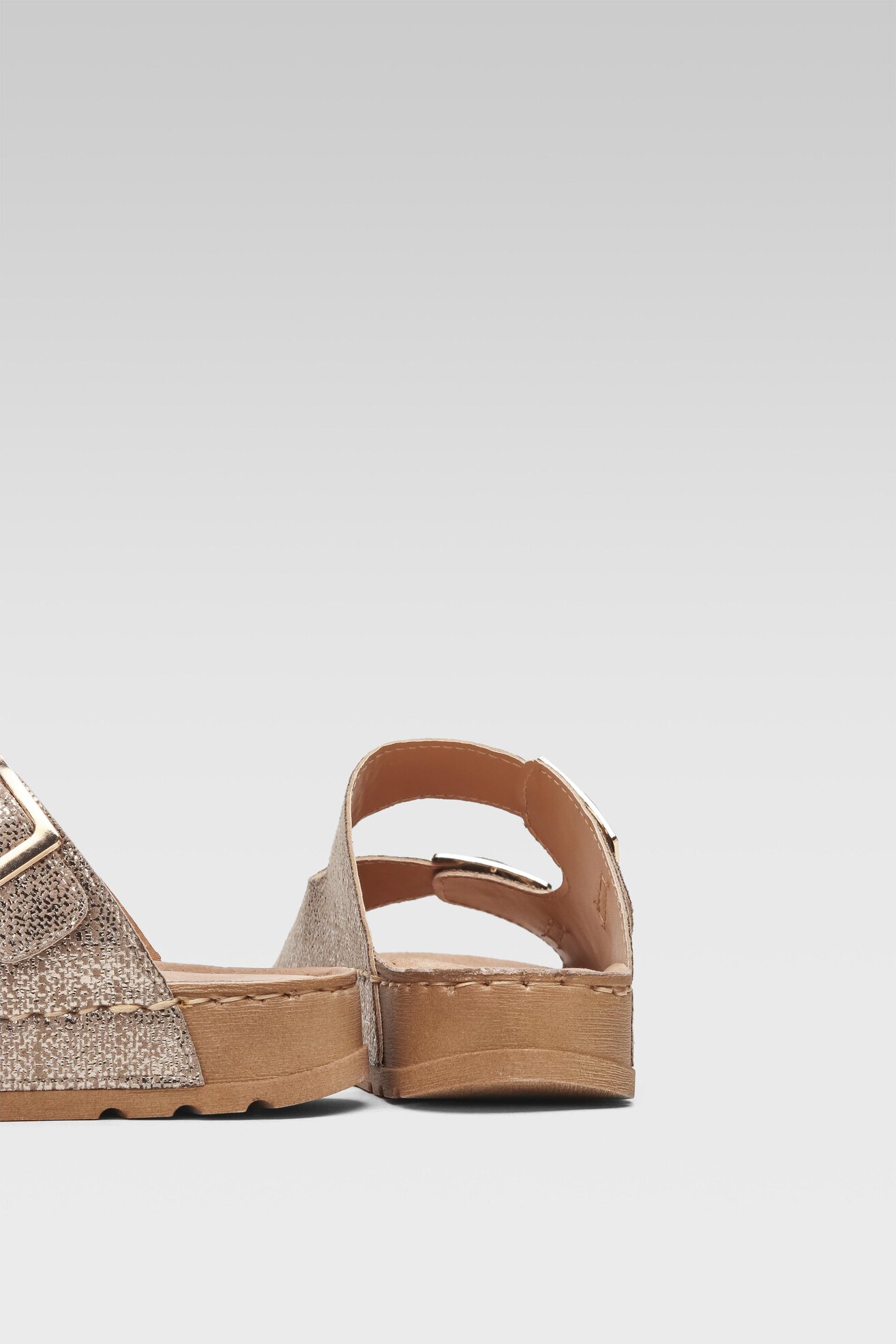 Klapki Clara Barson TOVAH WFA2371-1 Złoty