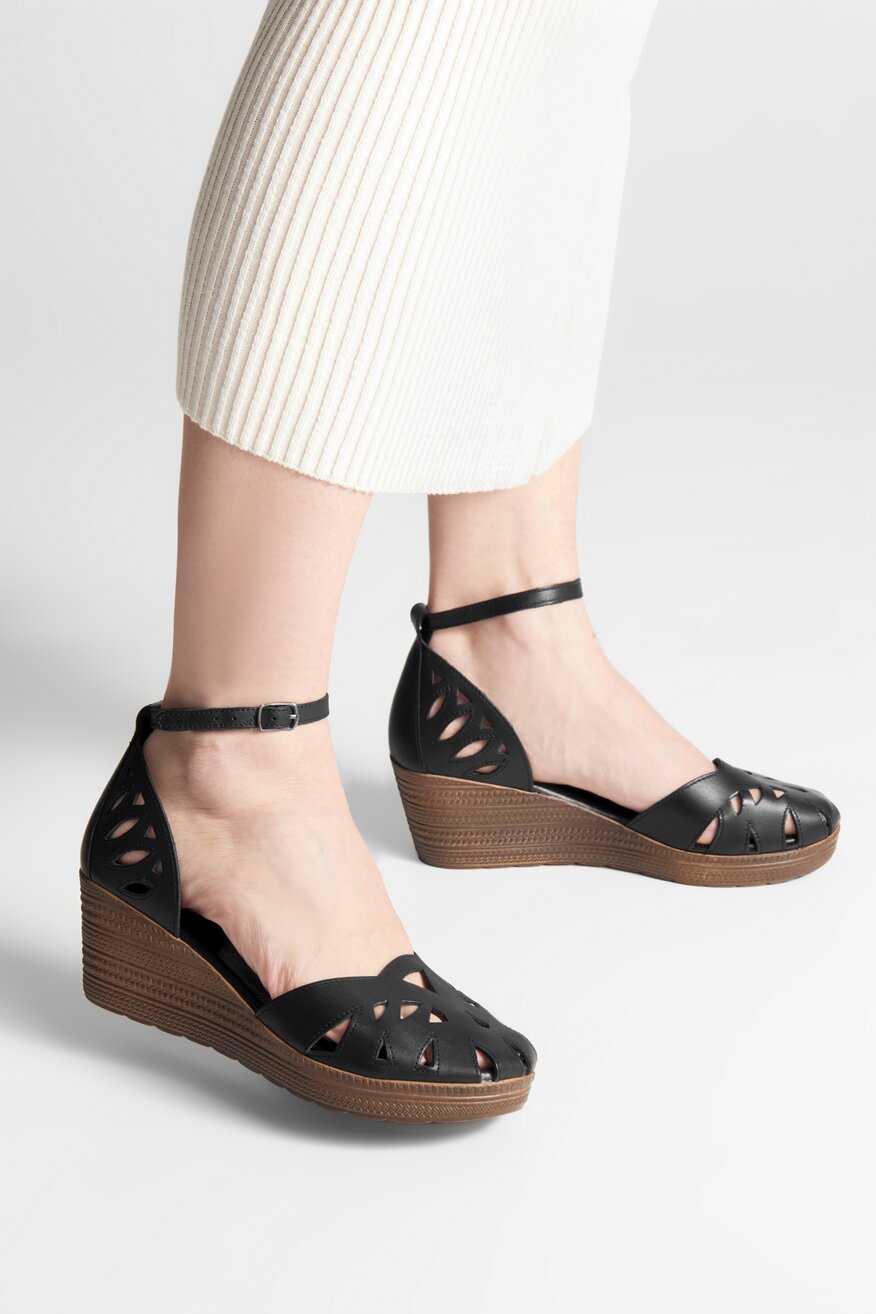 Lasocki - Sandały skórzane na koturnie - 5905588658900