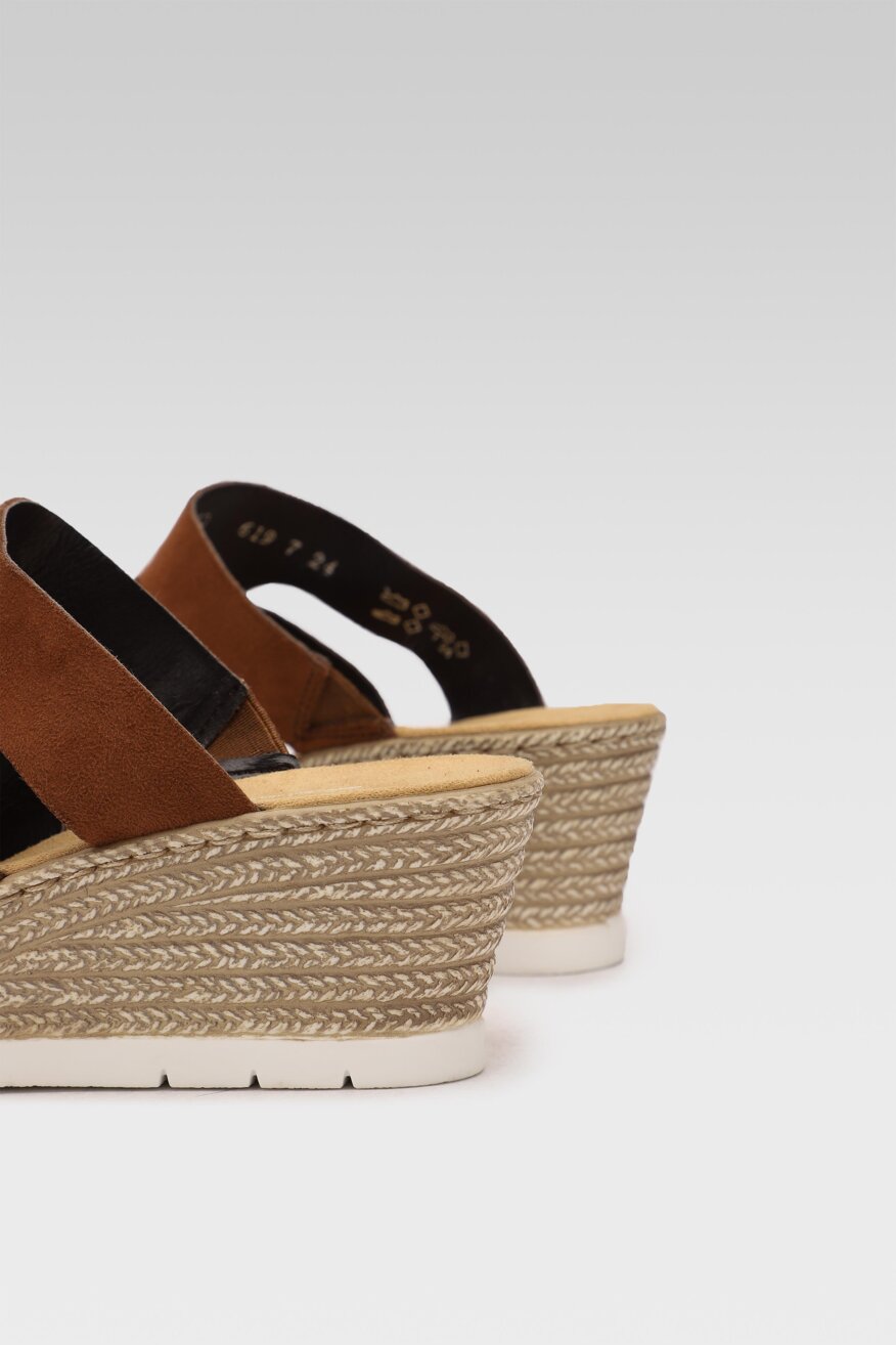 Rieker - Klapki na koturnie brązowe - 5903698647333