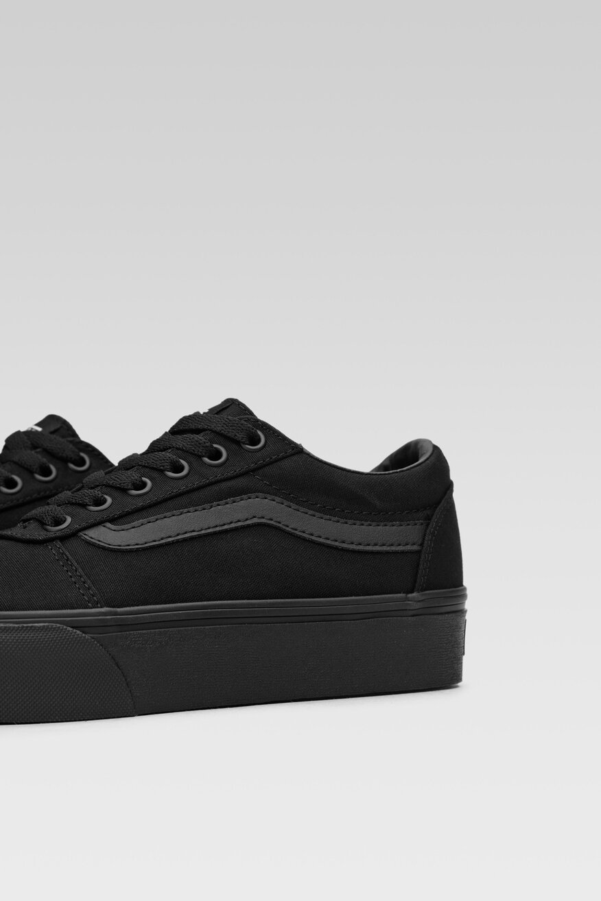 
                Vans - Trampki czarne sznurowane - 5904248058043