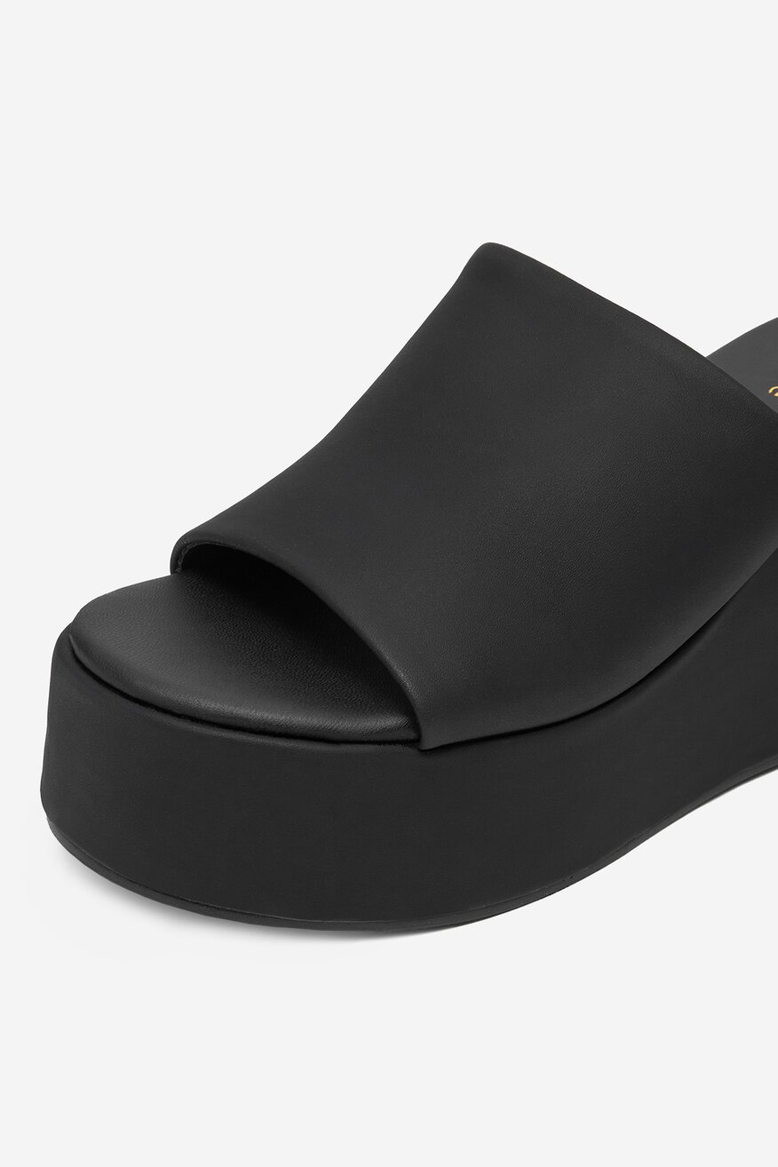 
                Flip-flop DeeZee FEKETE - 5906751070697