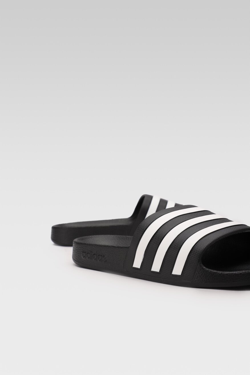 
                adidas - Klapki basenowe czarne - 5903698744988