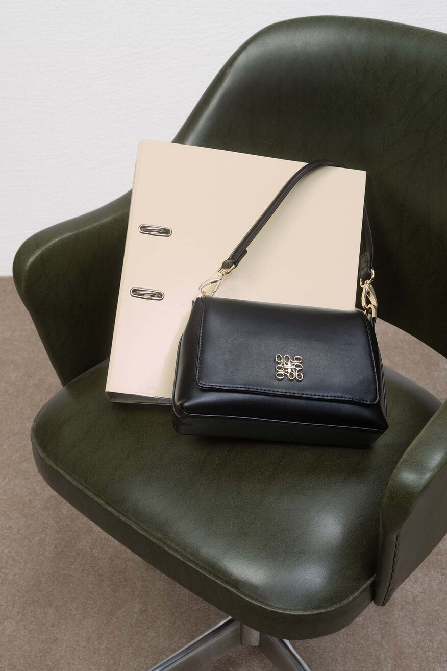 
                Дамска чанта NINE WEST ЧЕРЕН - 5906751618028