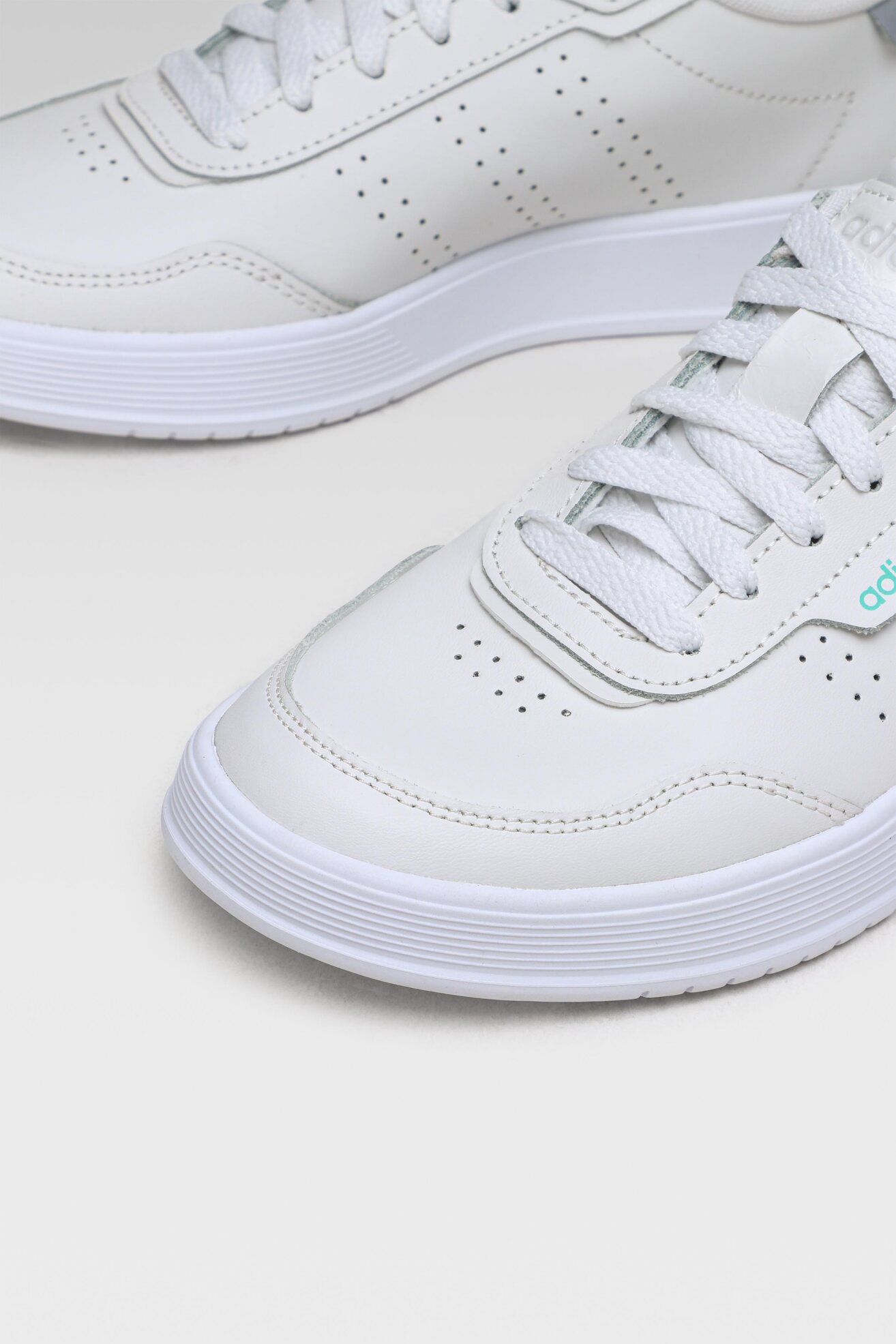 Obuwie sportowe adidas COURTROOK FZ2952 Biały