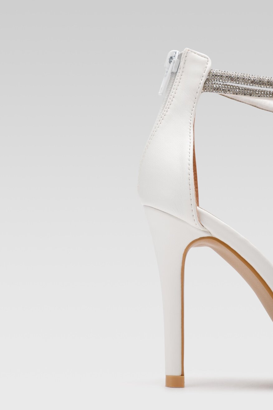 
                Quazi - Sandały białe - 5904248882976