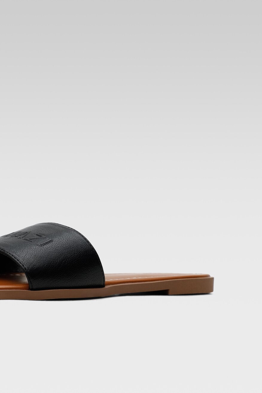 
                Quazi - Klapki czarne - 5904248382513