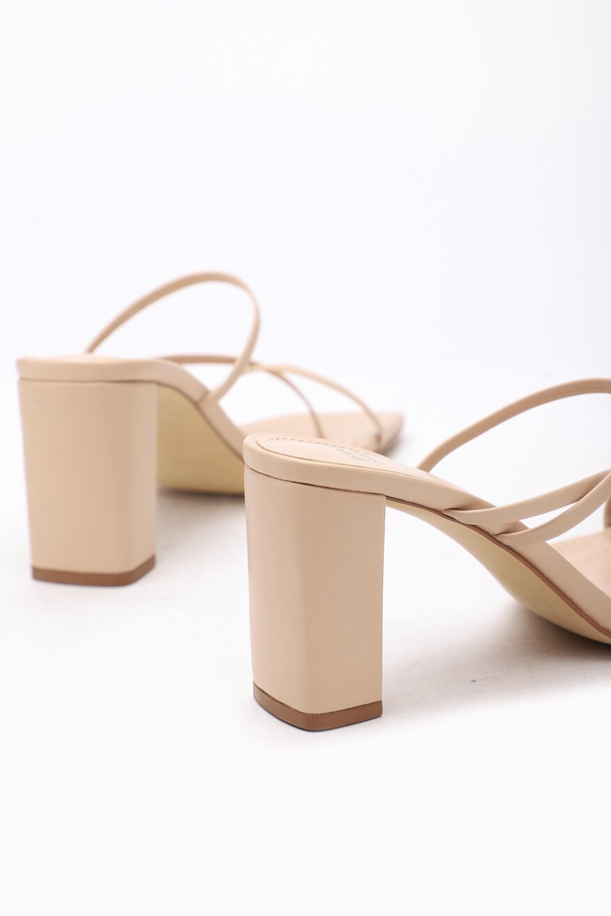 
                Jenny Fairy - Klapki na obcasie beżowe - 5903698488219