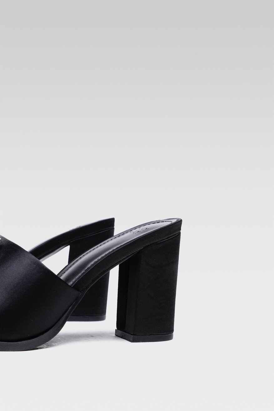 
                Jenny Fairy - Klapki na słupku z biżuterią - 5904248751784