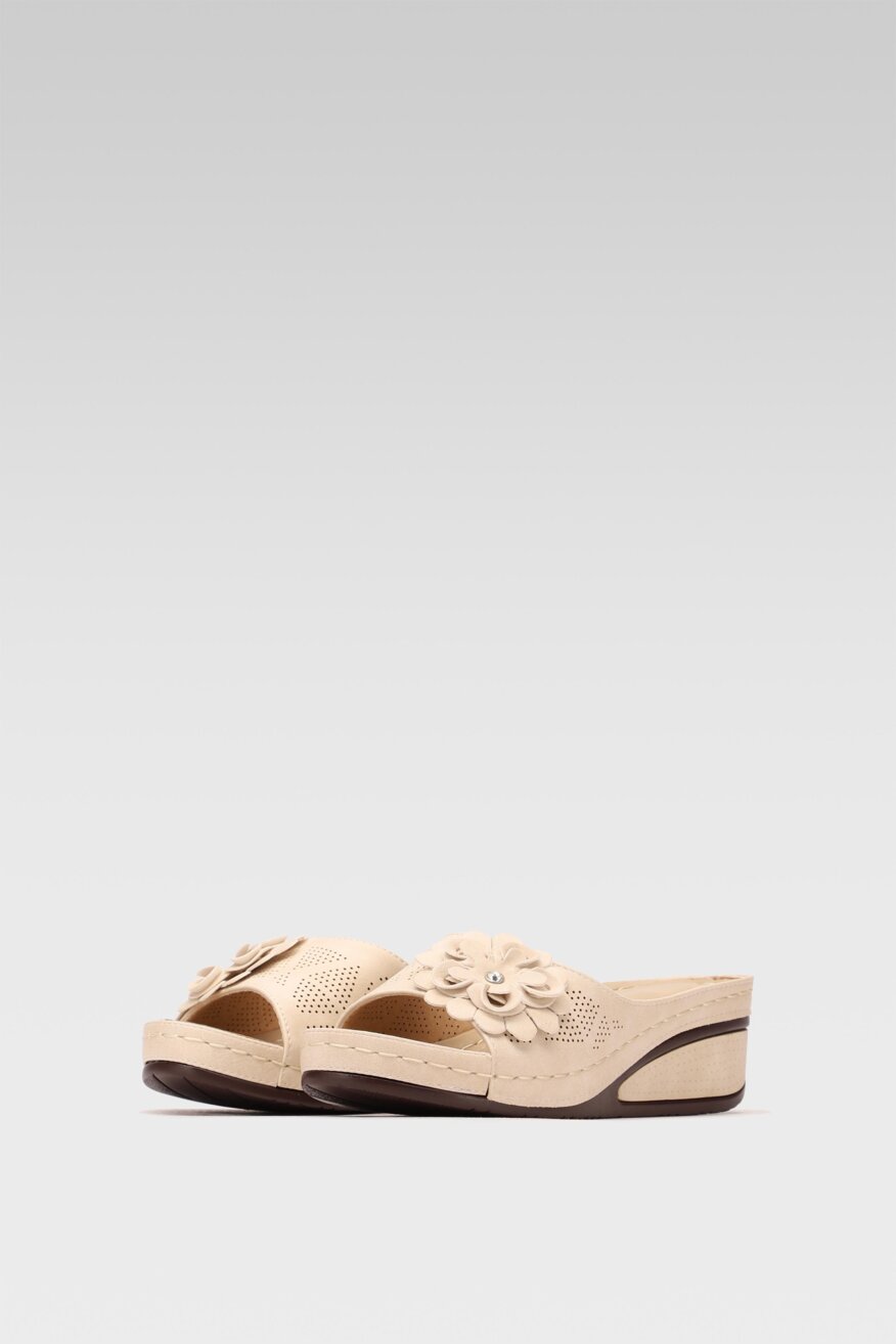 
                Clara Barson - Klapki na koturnie z aplikacją - 5903698461403