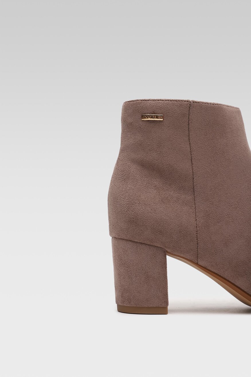 
                Jenny Fairy - Botki na obcasie beżowe - 5903698825168