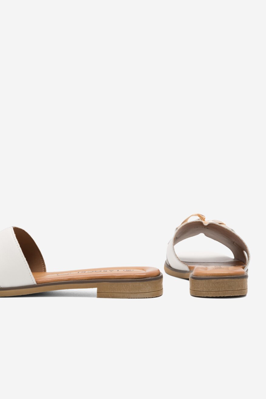 
                Lasocki - Skórzane klapki białe - 5904862742977