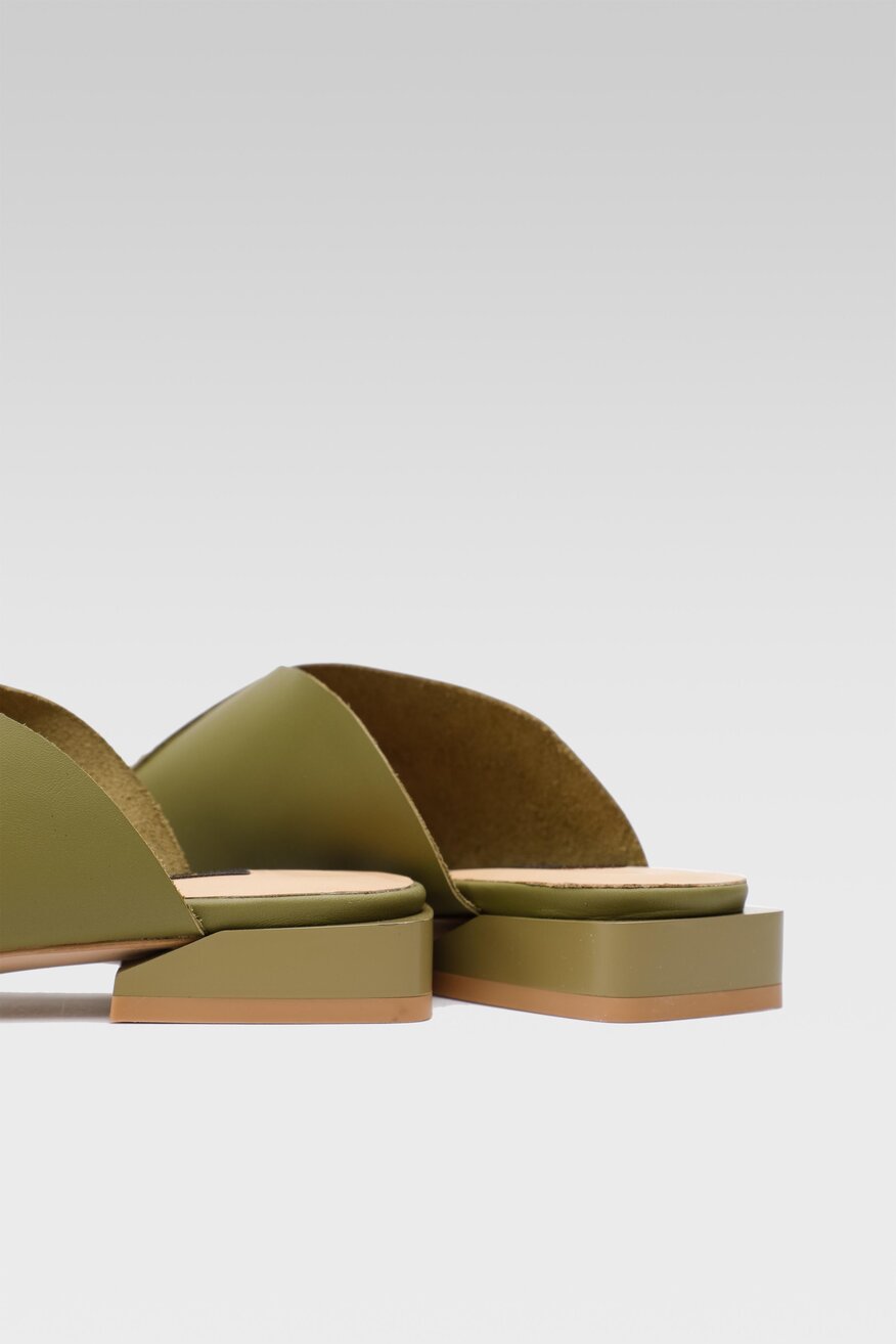 
                Gino Rossi - Skórzane klapki khaki - 5904248485054