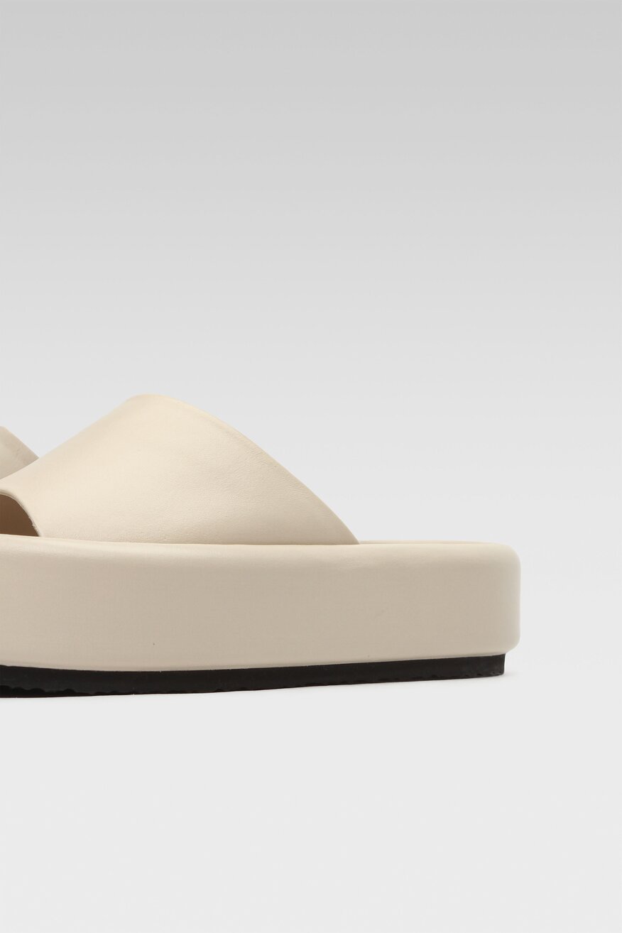 
                Gino Rossi - Klapki skórzane na platformie - 5904248565299