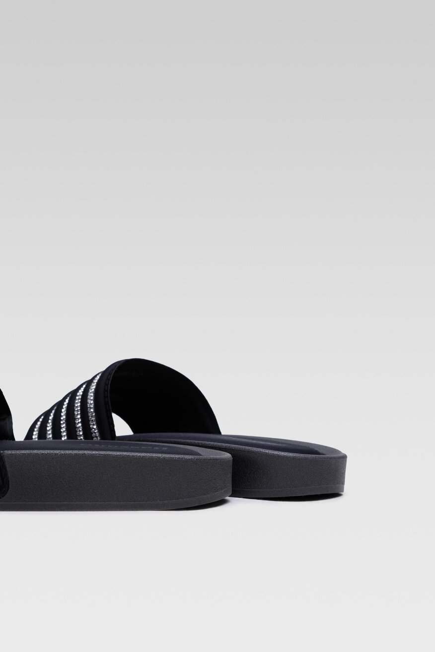 
                Bassano - Klapki czarne - 5904248710194