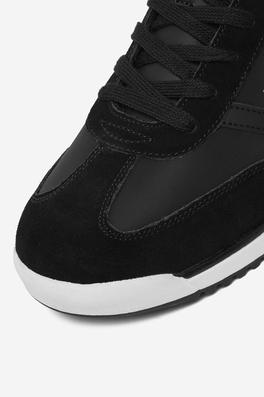 
                Кросівки GUESS JEANS ЧОРНИЙ - 5906751997246