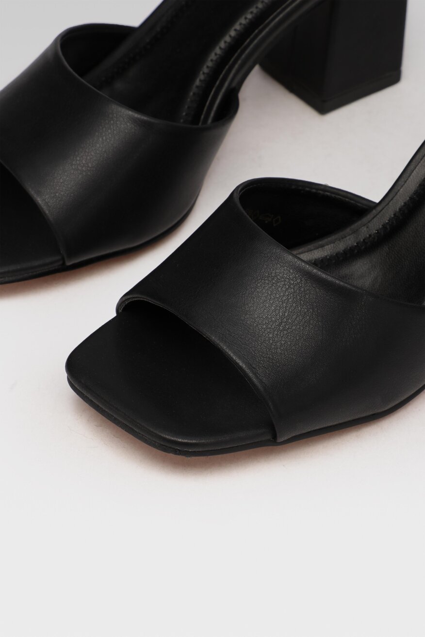 
                Jenny Fairy - Klapki na obcasie czarne - 5903698488905