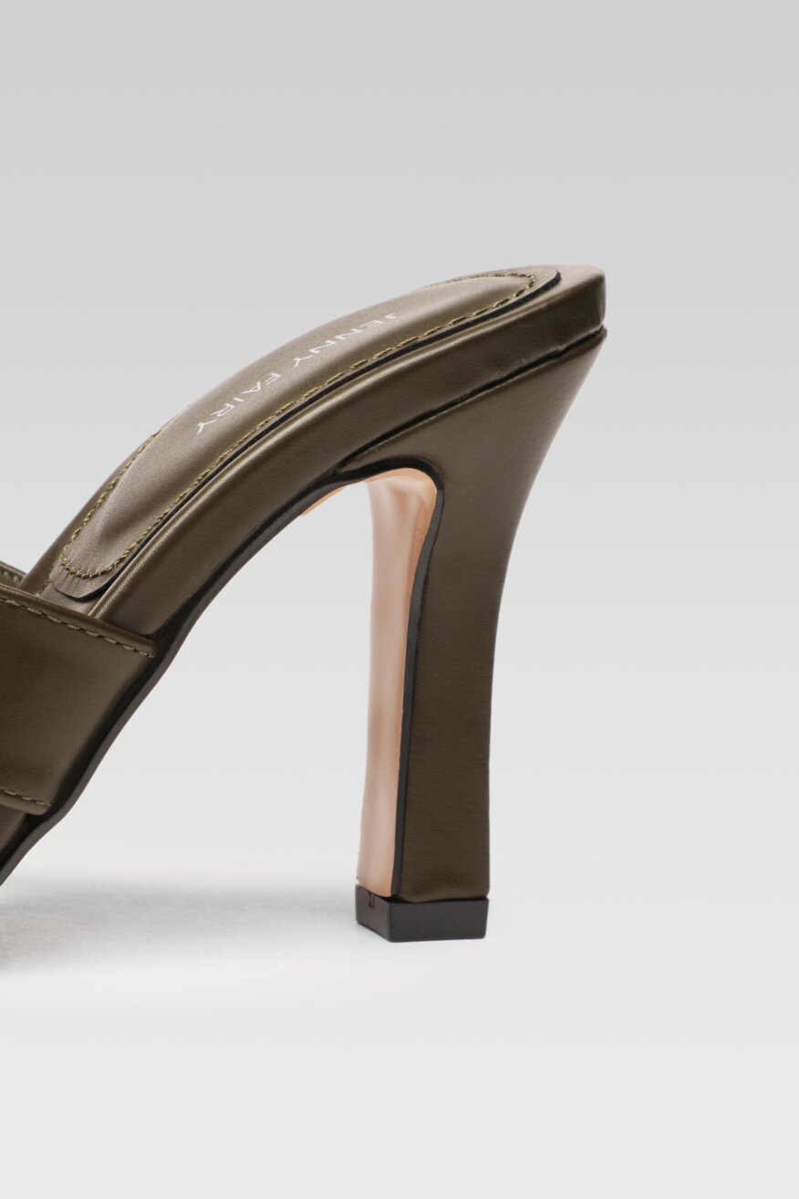 
                Jenny Fairy - Klapki na obcasie khaki - 5903698387338