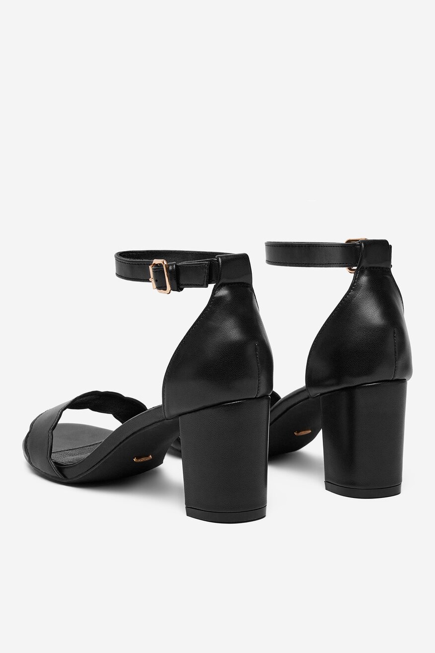 
                DeeZee - Sandały na słupku - 5904410848793